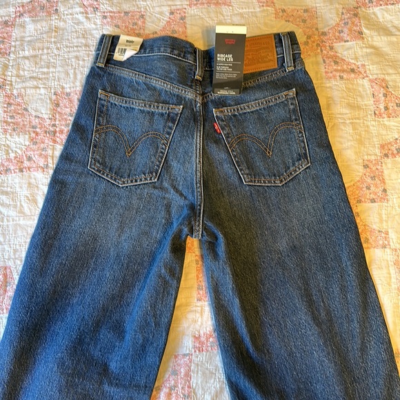 Ribcage Wide Leg Levi’s Cropped - Picture 4 of 11